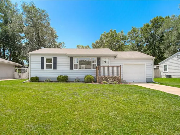102 Woodland Rd, Lansing, KS 66043