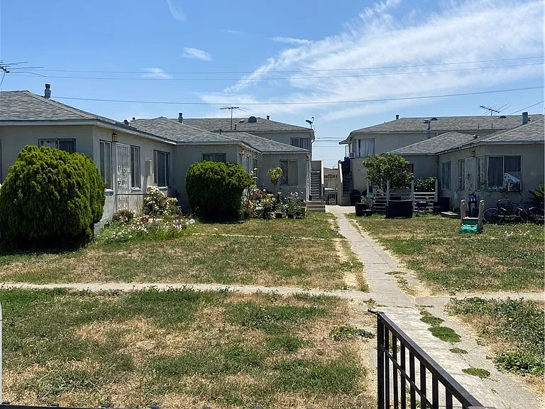 11140 1/2 S Mariposa Ave — Photo 3