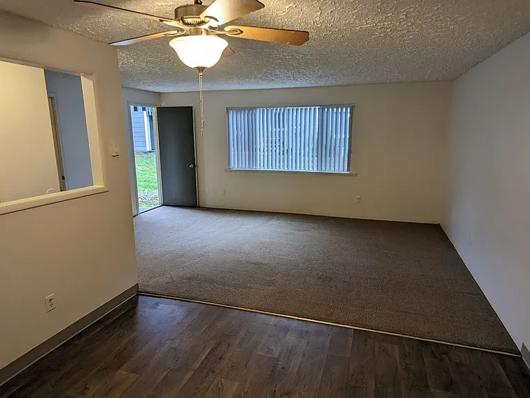 Royal Crest Townhomes — Photo 98