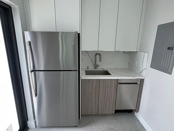 3rd image of 1050 NE 9th Ave APT 2