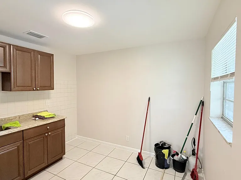 501 W Kalmia Dr #4 — Photo 7