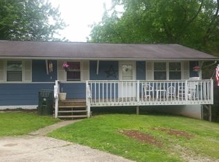 208 E 10th St, Williamstown, WV 26187