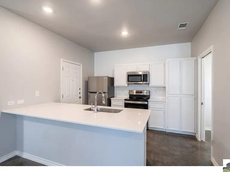 300 Lowes Blvd #B — Photo 32