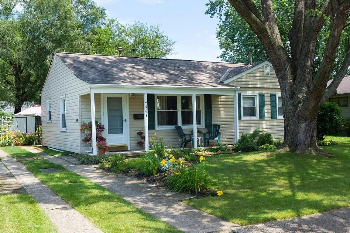 4568 Grimsby Rd photo 1