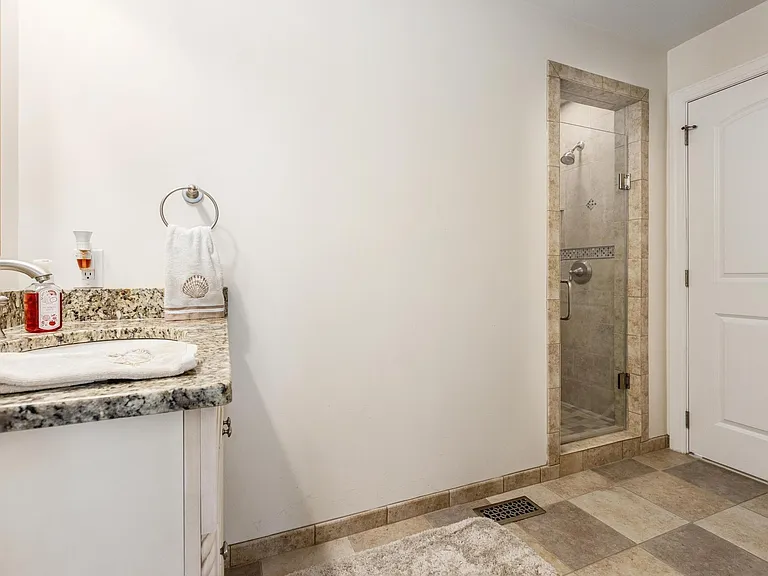 29 N Iroquois Ave #5/21-6/27 — Photo 16