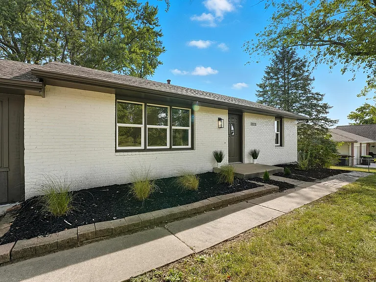3605 SW Pryor Rd — Photo 2