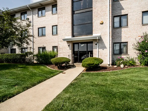 7542 Briartree Ln APT 411, Burbank, IL 60459