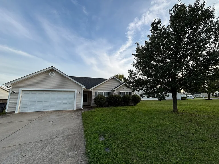 644 Grover Dr — Photo 3