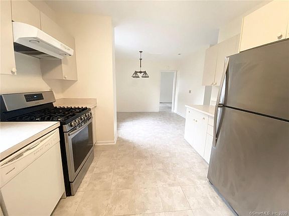 4th image of 64 Winfield St Floor 1