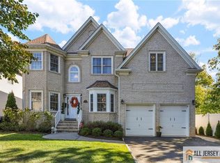 5 Elizabeth Ct, Colonia, NJ 07067