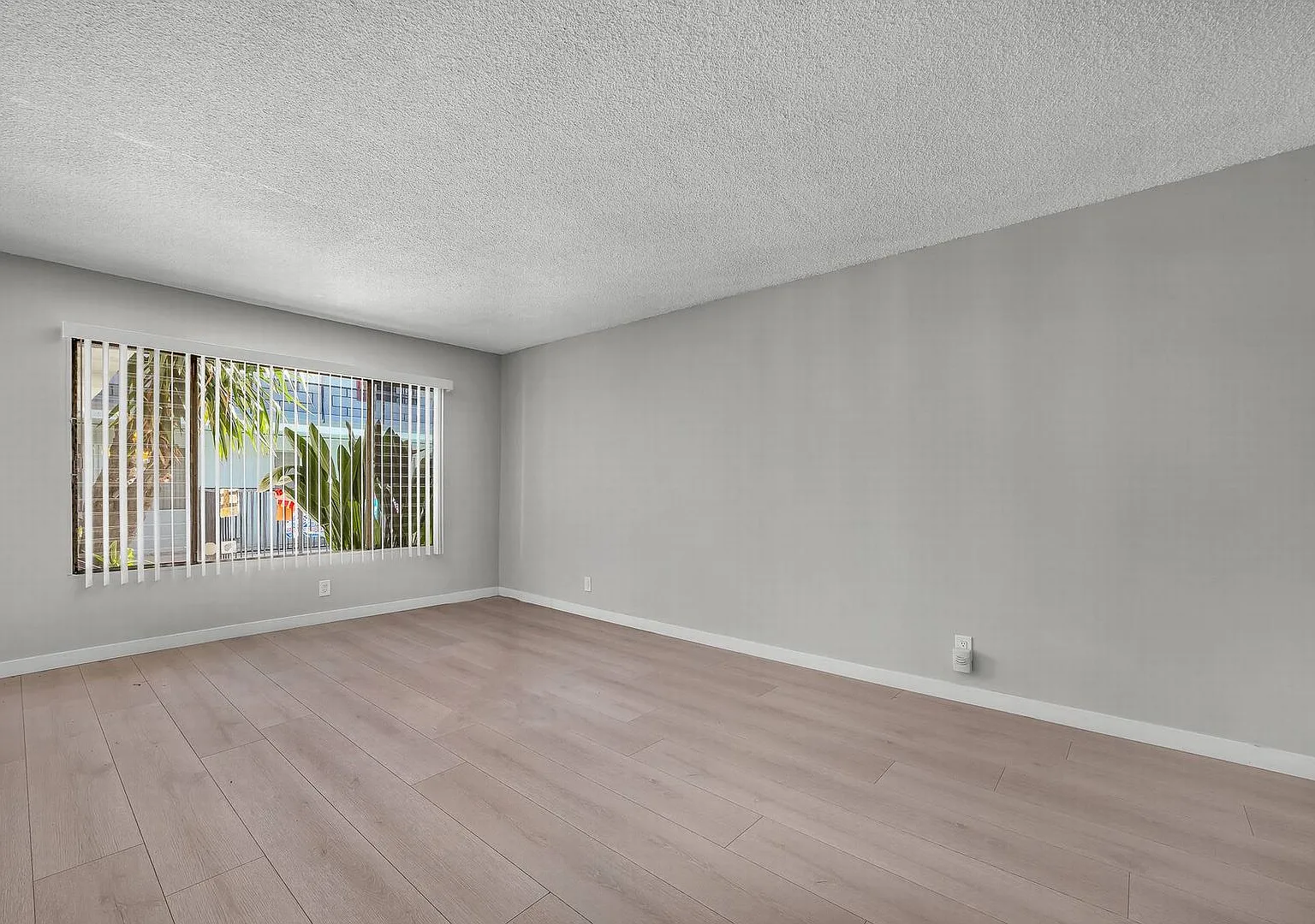 Large 1 bedroom — Photo 3