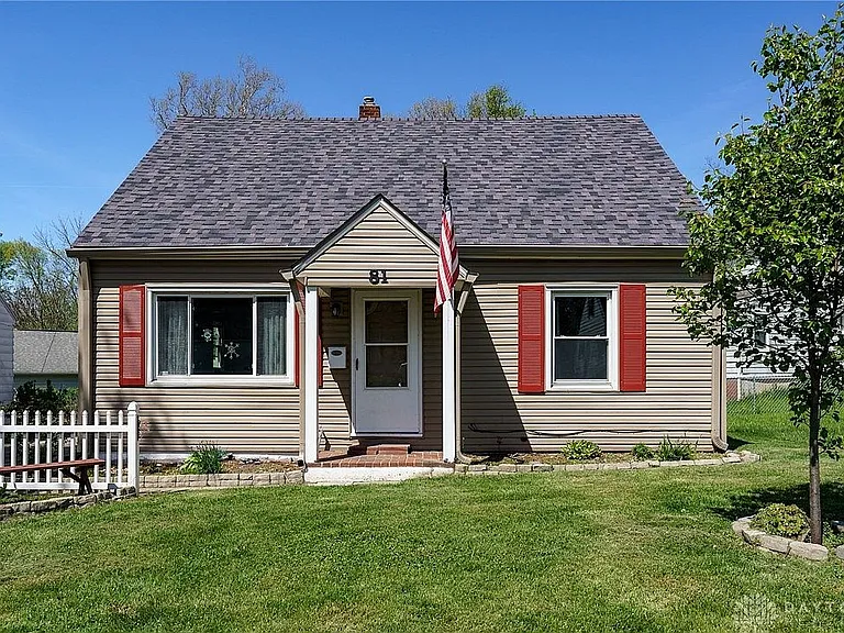 81 Thorpe Dr — Photo 2