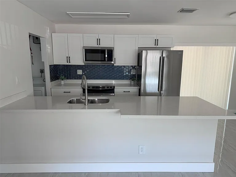 10 SW 5th Ct — Photo 2