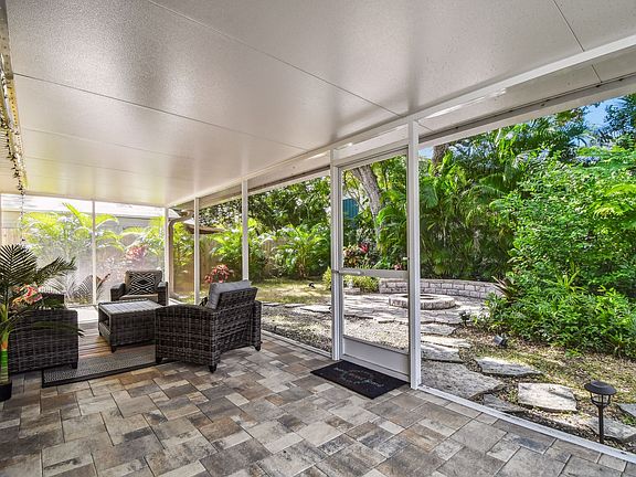 Fully screened-in lanai