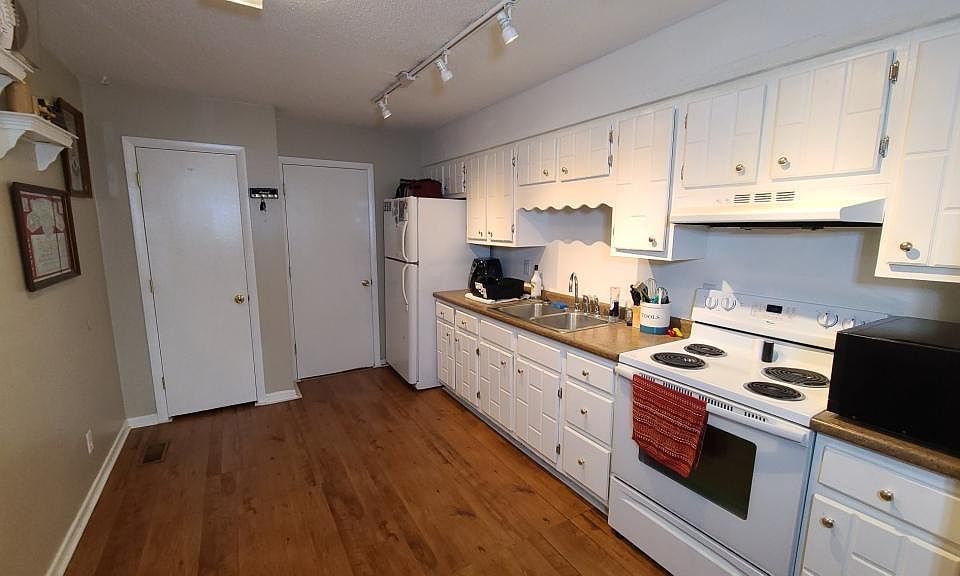 1st image of 2318 Pinewood Dr