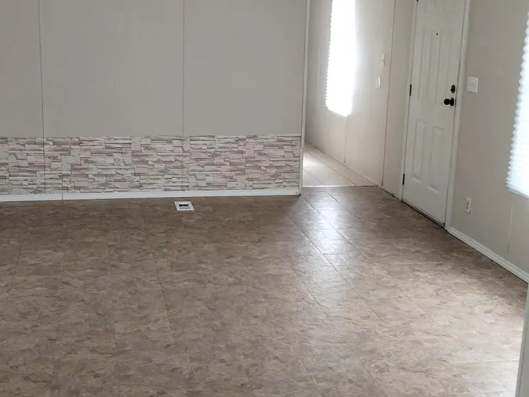 143 SE Laurence Ct — Photo 9