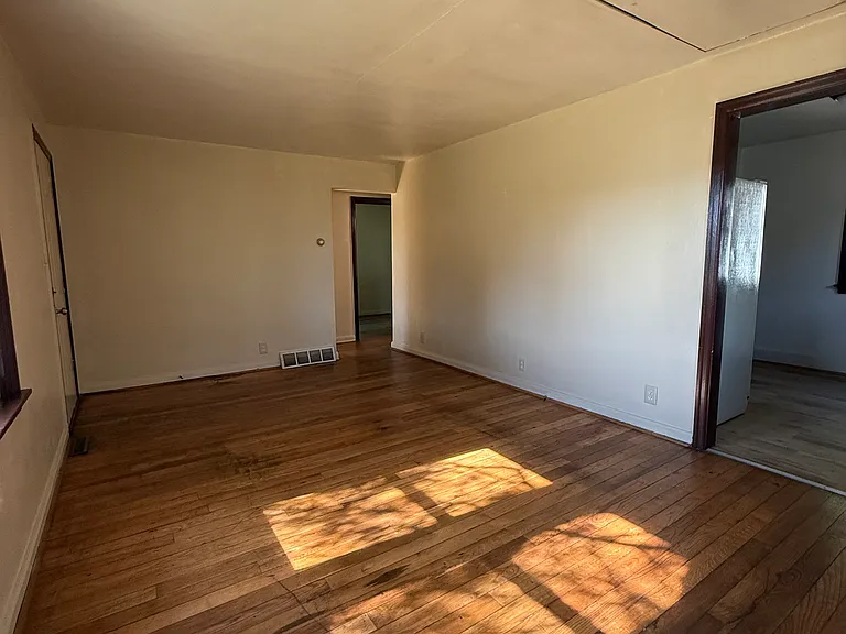 1760 Dewey Ave — Photo 4