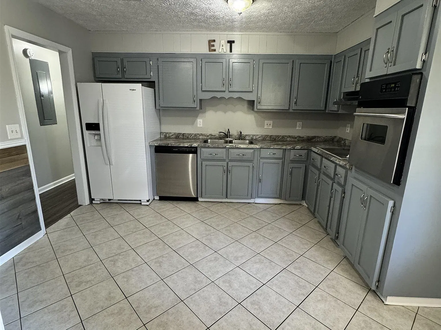 3 bed, 2.0 bath, 2038 sqft, $1,900 — Photo 3