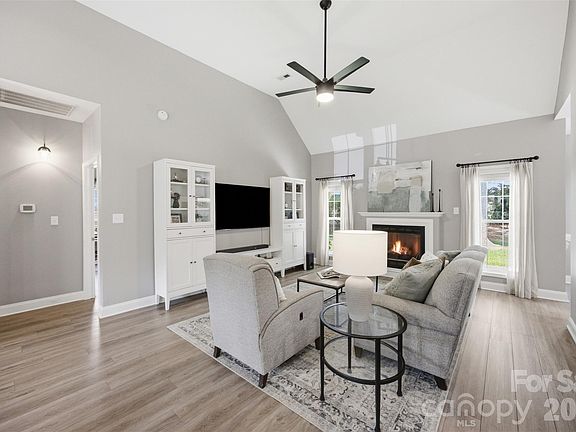 3rd image of 15121 Castlebridge Ln