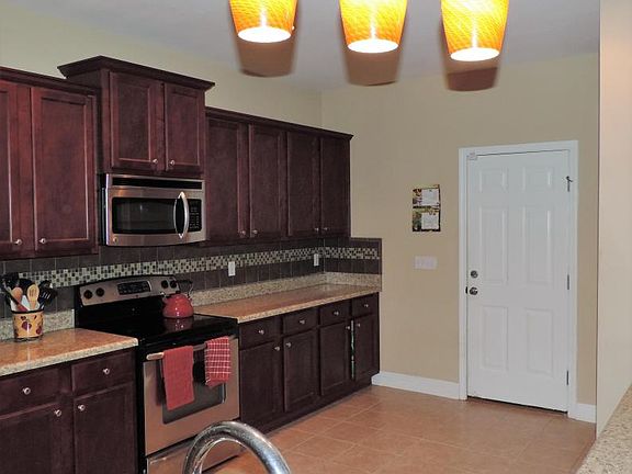 5th image of 152 Crab Apple Ave