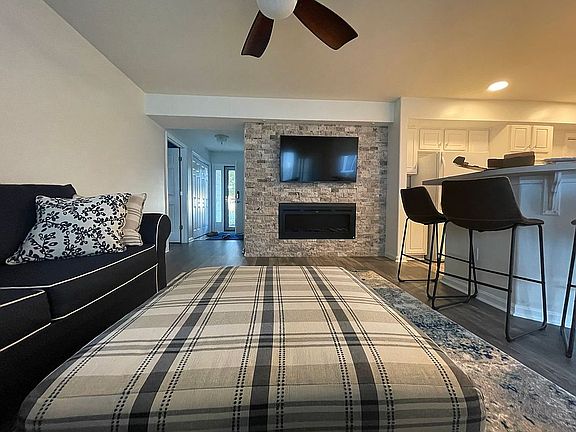 5th image of 403 Lakeside Dr