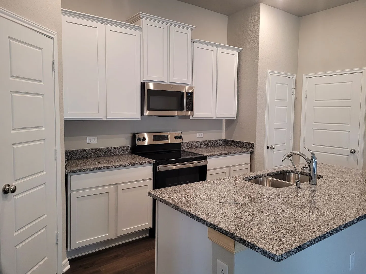 Bright & Spacious Rental Home in Greenspoint Heights! — Photo 3