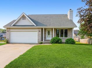 1332 Victoria Cir, Norwalk, IA 50211