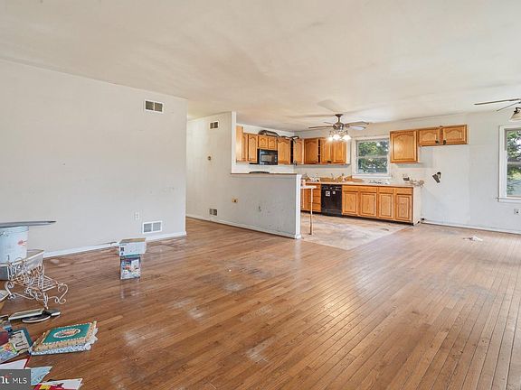 3rd image of 3706 Singer St