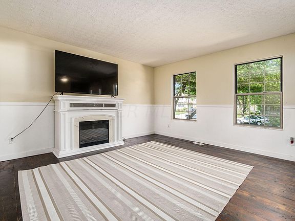 3rd image of 879 Dunvegan Cir