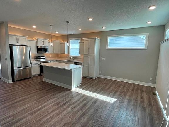 3rd image of 512 NE Vista Ln