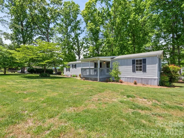 27 Presbyterian Church Rd, Mills River, NC 28759