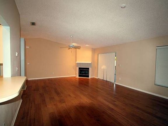 Living room w/fireplace