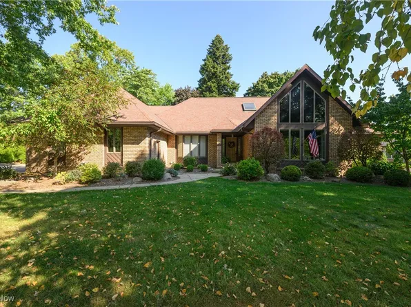 963 Mansion Cir, Barberton, OH 44203