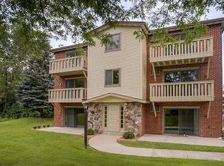 621 W 65th St APT 5, Westmont, IL 60559