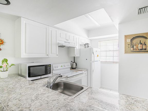 5th image of 2989 Sir Hamilton Cir #9