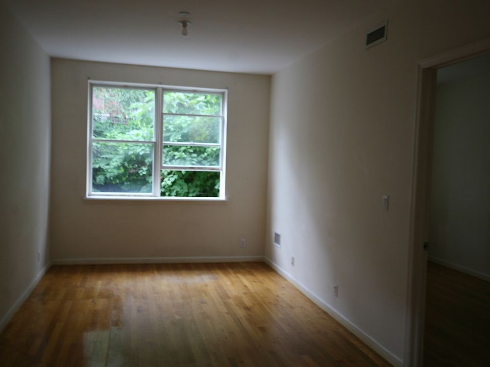 1st image of 176 Kosciusko St APT 1B