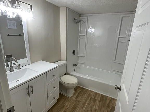 5th image of 225 E Sharpe St