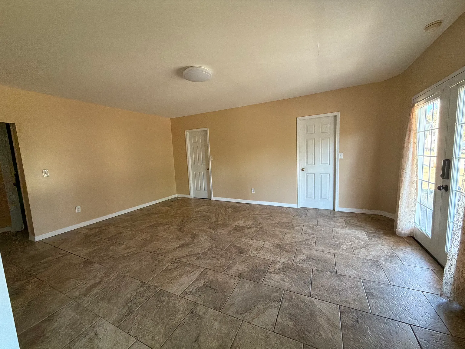 3 bed, 1075 sqft, $1,200 — Photo 2