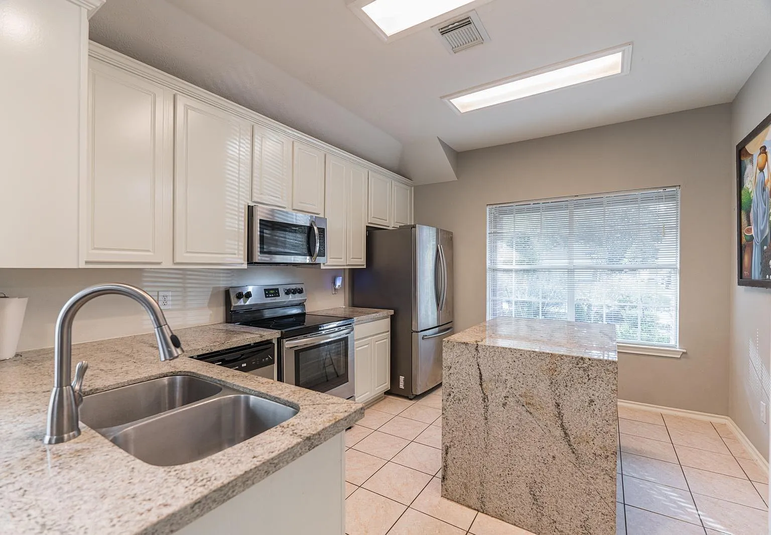 3 bed, 2.0 bath, 1506 sqft, $2,400 — Photo 3