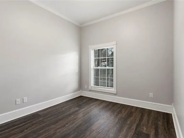 810 W Truman Rd — Photo 2