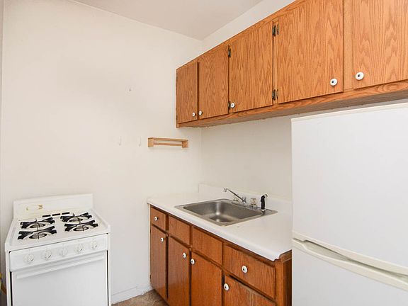 3rd image of 4060 N Kenmore Ave APT 304