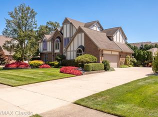 1933 Knoll Ct, Troy, MI 48098