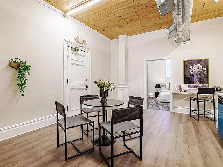 421 University Ave — Photo 11