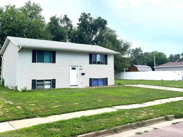 1128 Westend Dr, Vermillion, SD 57069