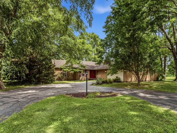 147 Woodlake Rd, Seymour, IL 61875