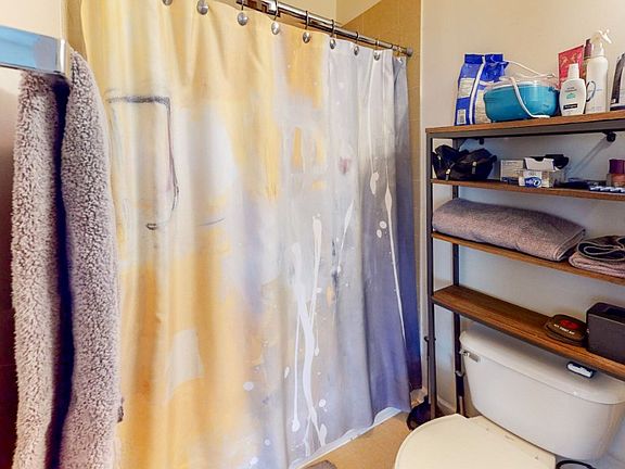 2nd image of 1821 W Augusta Blvd APT 1R