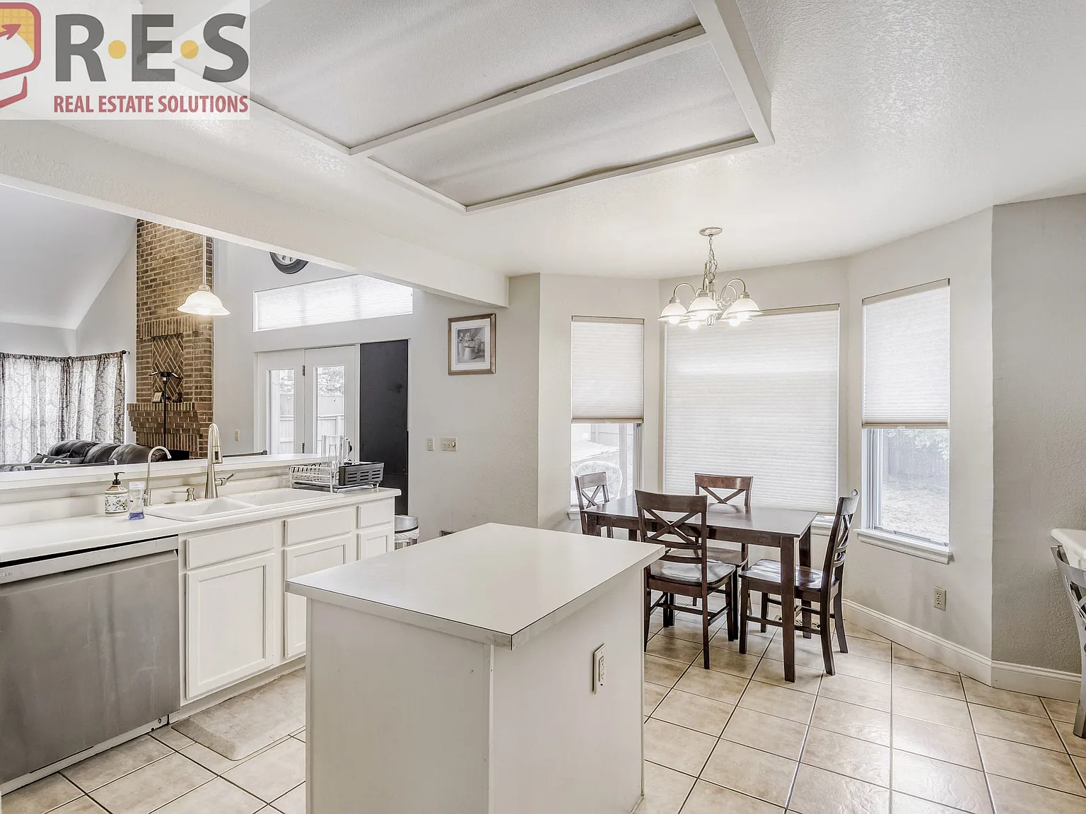 4 bed, 2370 sqft, $3,595 — Photo 3
