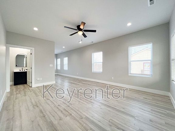3rd image of 2709 Summit Ave NE