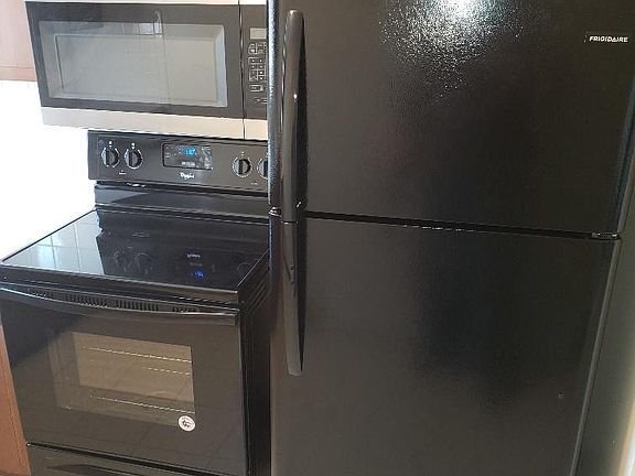 3rd image of 320 Meadow Dr APT 3