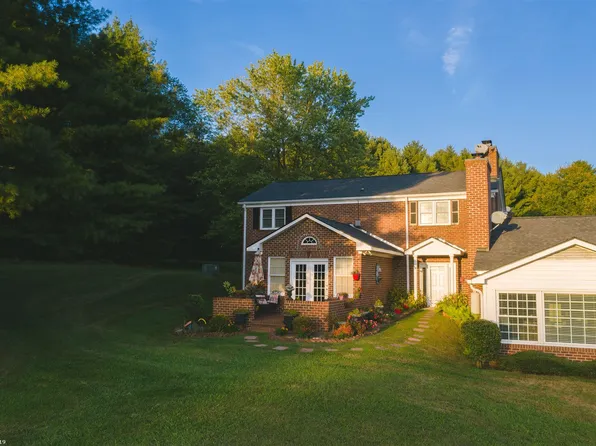 707 Manor House Dr APT 2, Laurel Fork, VA 24352